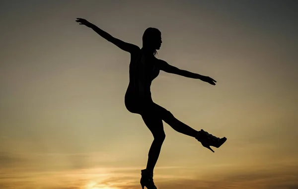 Mörk Figur Siluett Dansande Kvinna Utomhus Inspiration — Stockfoto