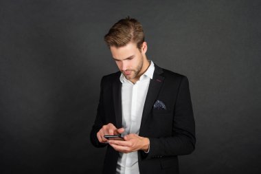 Ceketli adam telefonda blog yazıyor, blog yazıyor..