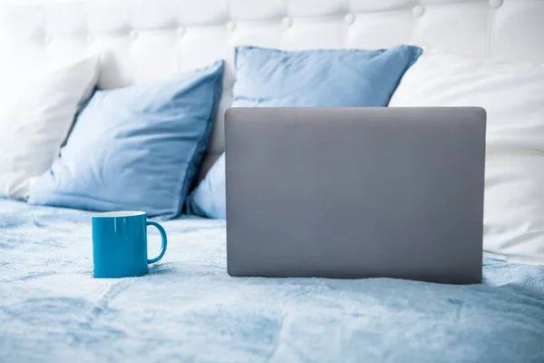 Laptop Och Kaffekopp Sängen Kopiera Utrymme — Stockfoto