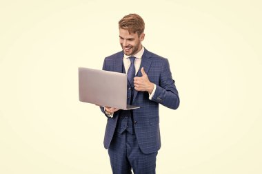 İnternette yazıyorum. İş adamı blog yazmak için dizüstü bilgisayar kullanıyor. Sosyal ağ ve web günlüğü. İş bilgisayarı iletişimi. Modern teknoloji. İnternet erişimi. e-postayı kontrol et Serbest Adam blogu çevrimiçi.