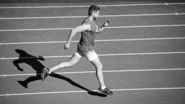 Başarabilirsin. Maraton hız enerjisi. Kaslı adam hareket halinde. Atletik adam sprint 'te yarışıyor. Spor, sağlıklı yaşam tarzı. Spor salonu açık havada. Koşucu pistte hızlı koşar. enerjik ve sportif.