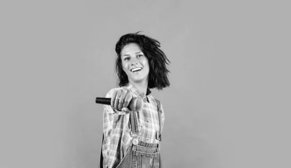 Sorridente Hipster Feminino Com Roupas Moda Cantar Microfone Música — Fotografia de Stock