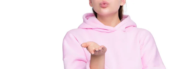 Молодая Девушка Розовой Толстовке Изолирована Белом Фоне Поцелуй — стоковое фото