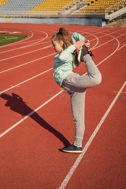 Daha iyi esneklik için esniyorum. Esnek çocuk, ayağını bacağının üzerinde tut. Esneklik egzersizi. Esneme hareketleri. Jimnastik. Spor okulu. Beden eğitimi. Spor ve spor.
