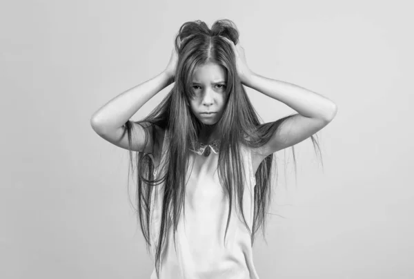 Smutná Puberťačka Dotýká Vlasů Rozrušené Dítě Bolestí Hlavy Migréna Nešťastné — Stock fotografie