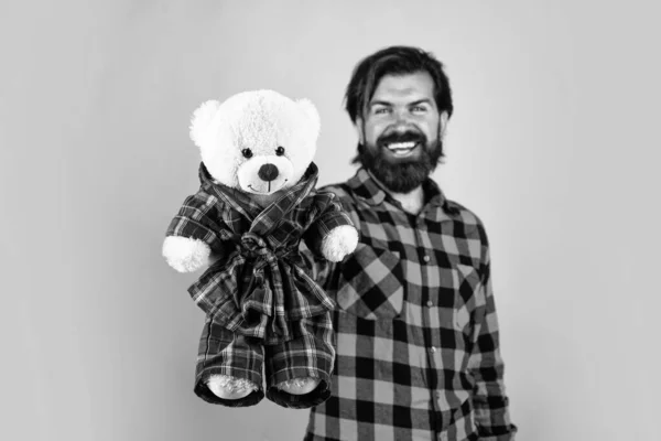 Homem Alegre Camisa Quadriculada Com Brinquedo Urso Sensação Felicidade Alegria — Fotografia de Stock