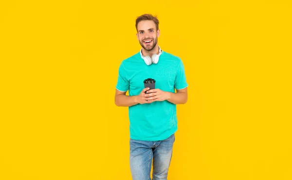 Glimlachen Ongeschoren Jongeman Koptelefoon Drinken Koffie Gele Achtergrond Technologie — Stockfoto