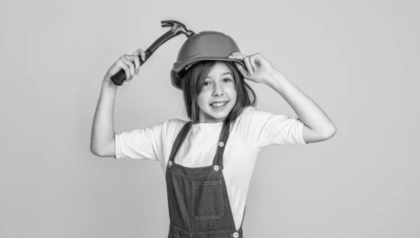 Examinar Renovação Reparação Usando Ferramenta Trabalho Menina Adolescente Capacete Calça — Fotografia de Stock