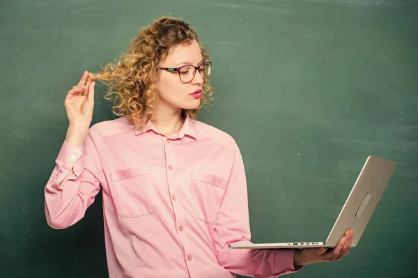 Schoolleraar Notitieboek Schoolbord Achtergrond Informatica Programmering Meisje Surfen Internet School — Stockfoto