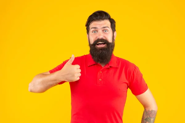 Έκπληξη Hipster Αρσενικό Γενειάδα Δείχνει Τον Αντίχειρα Επάνω Κίτρινο Φόντο — Φωτογραφία Αρχείου