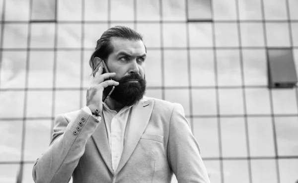 Przystojny Dojrzały Biznesmen Stojący Ulicy Odbierający Telefony Komunikacja Biznesowa — Zdjęcie stockowe