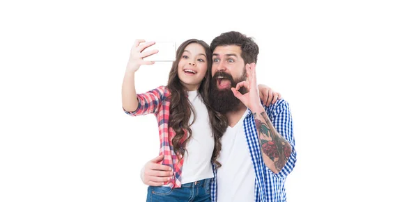 Glückliches Familienmädchen Kind Und Bärtiger Mann Machen Selfie Mit Handy — Stockfoto