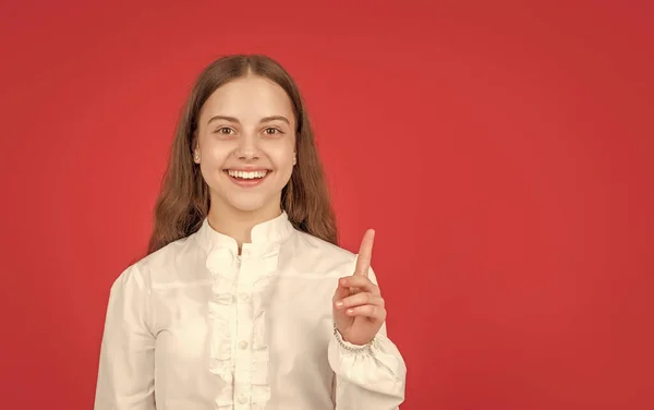 Criança Feliz Camisa Branca Dedo Levantado Inspirado Com Ideia Inspiração — Fotografia de Stock