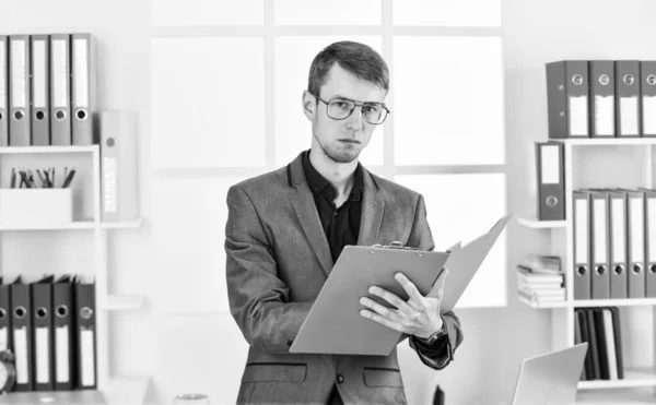 Informazioni Utili Uomo Impegnato Sul Posto Lavoro Moderno Capo Impiegato — Foto Stock