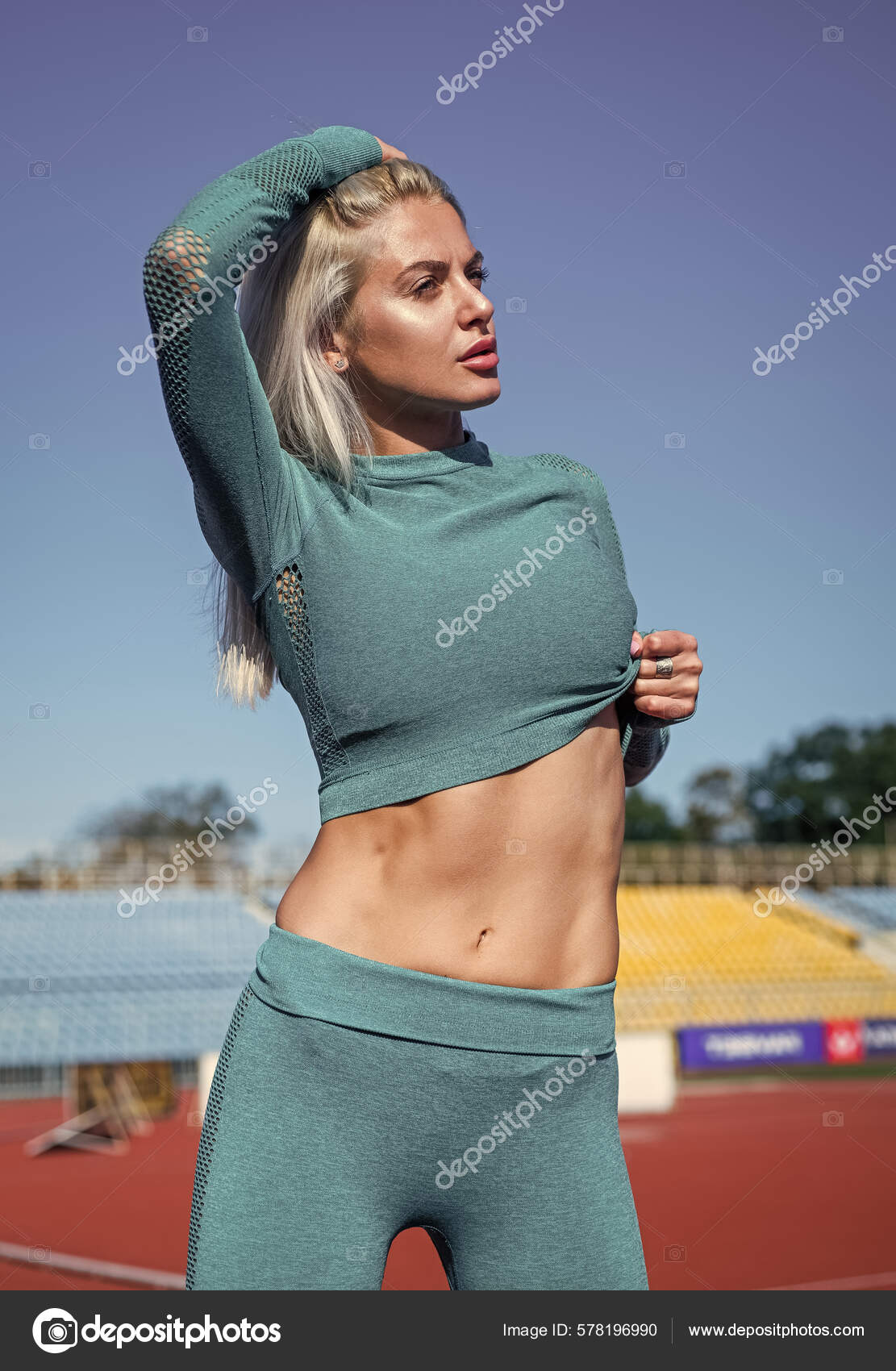Bon Résultat Femme Sexy Vêtements Sport Fille Athlétique Sur Stade image  libre de droit par stetsik © #578196990