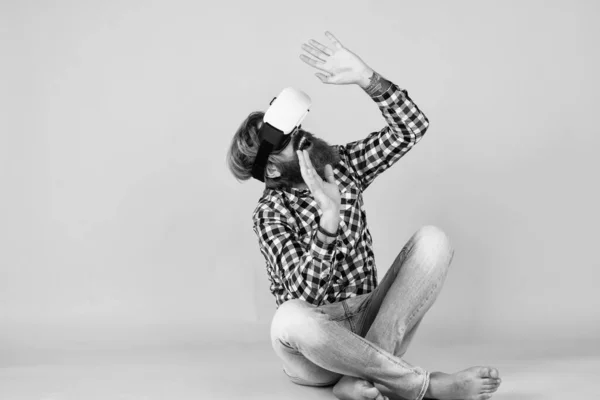 Een Man Headset Bebaarde Hipster Gebruik Maken Van Moderne Technologie — Stockfoto