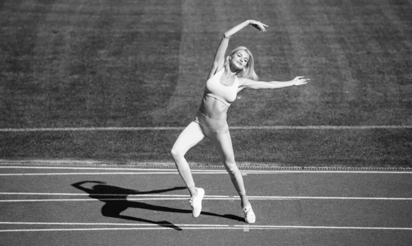 Γυναίκα Σέξι Σώμα Γυμναστικής Στην Προπόνηση Αθλητικών Ειδών Στο Στάδιο — Φωτογραφία Αρχείου