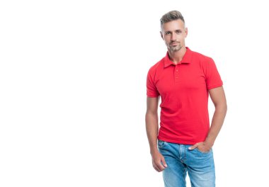 Beyaz arka planda izole edilmiş kırmızı tişörtlü, kır saçlı karizmatik bir adam..