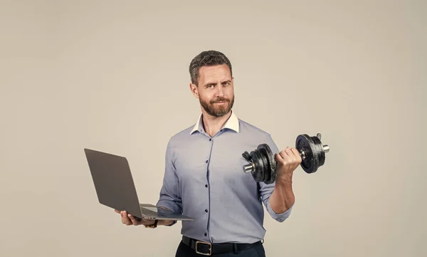 Multitasking Skills Professional Man Lift Dumbbell Using Laptop Multitasking Remote — Φωτογραφία Αρχείου