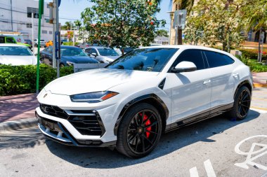 Miami Beach, Florida ABD - 14 Nisan 2021: beyaz Lamborghini Urus Sedan, ön köşe manzaralı. lüks spor araba.