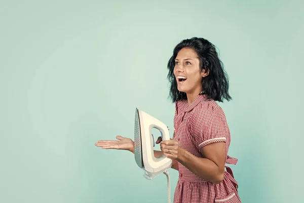 Governanta Passar Ferro Feliz Sorridente Dona Casa Menina Retro Com — Fotografia de Stock