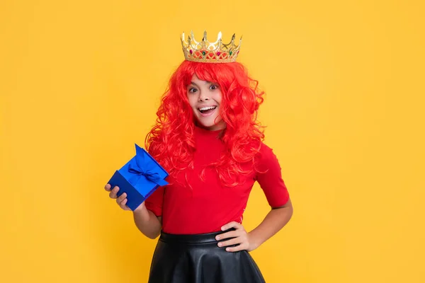 Positives Kind Prinzessinnenkrone Mit Geschenkschachtel Auf Gelbem Hintergrund — Stockfoto