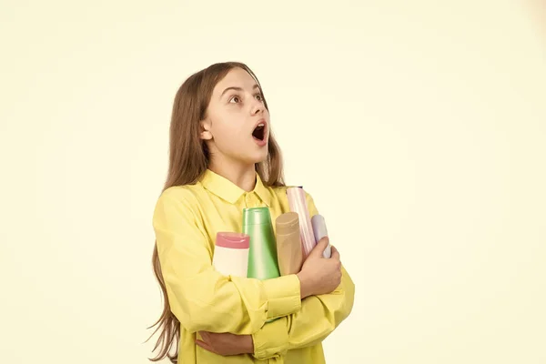 Feliz Adolescente Chica Presentando Champú Pelo Cuerpo Acondicionador Botella Aislado — Foto de Stock