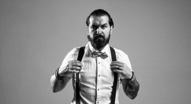 Pantolon askılı sakallı adam. Vahşi adam papyon takıyor. Zarif erkek modası. Resmi giyinmiş yakışıklı bir hippi. Partiye katılan. Berber dükkanı. Olgun bir berber..