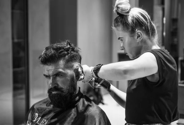 Berber Dükkanında Müşteriye Hizmet Eden Yakışıklı Erkek Müşterinin Saçını Kesen — Stok fotoğraf