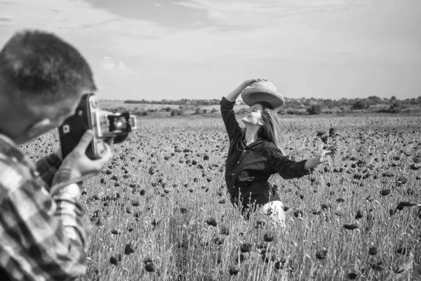 Zufrieden Miteinander Mann Und Frau Beim Fotografieren Mohnblumenfeld Sommerferien Glückliche — Stockfoto