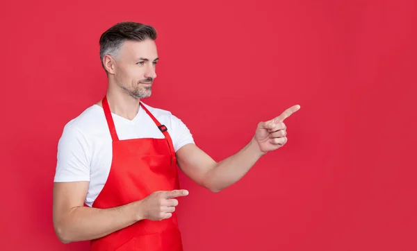 Sonriente Ama Casa Madura Delantal Sobre Fondo Rojo Dedo Que — Foto de Stock