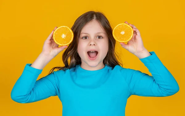 Θετική Έφηβος Κορίτσι Κατέχουν Πορτοκαλί Φρούτα Κίτρινο Φόντο — Φωτογραφία Αρχείου