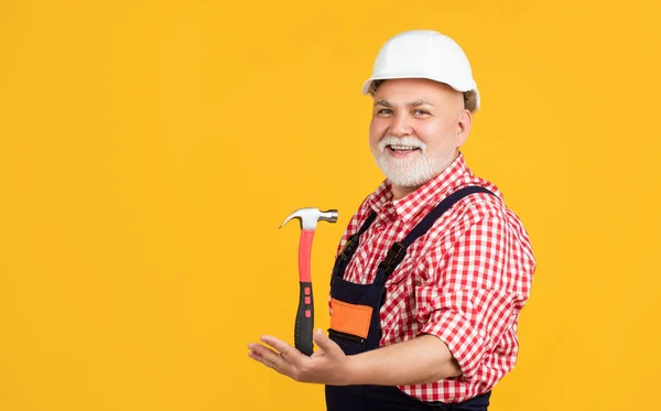 Glücklich Reifer Mann Schreiner Helm Auf Gelbem Hintergrund — Stockfoto