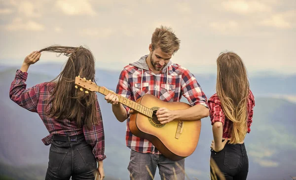 友達やギター以外は ハンサムな男がギターを弾きながら山頂でリラックス ハイキングエンターテイメント 静かな場所だ 自然のメロディー ハイキングの伝統 友達と音楽とハイキング — ストック写真