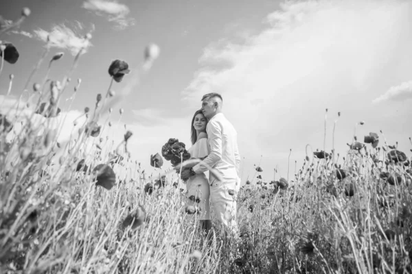Lyckligt Par Kär Promenader Vackra Fält Vallmo Blomma Romantisk Dag — Stockfoto