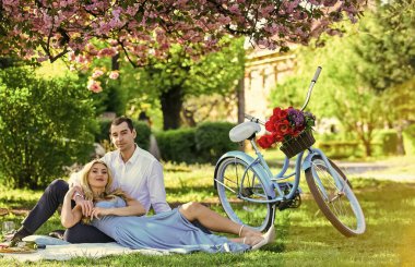 Bisikletle geldim. Uzun süreli bir ilişki. Parkta piknik yapan bir çift. Çiçek açan bahçe. Mükemmel bahar randevusu. Aşık bir adam ve kadın. Birkaç battaniye. Birlikte mutluyuz. Romantik piknik. Piknik zamanı.