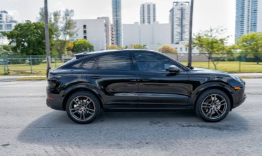 Miami Beach, Florida USA - 15 Nisan 2021: siyah Porsche Cayenne, yan görüş. spor çapraz araba.
