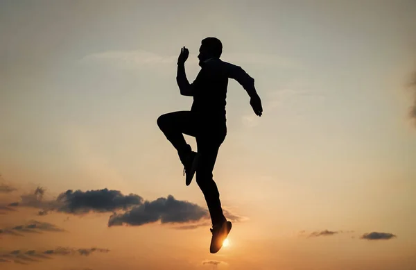 Energieke Man Runner Silhouet Loopt Naar Toekomst Tegen Zonsondergang Hemel — Stockfoto