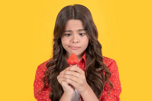 Aufgebracht Teenie Mädchen Halten Erdbeere Auf Gelbem Hintergrund — Stockfoto