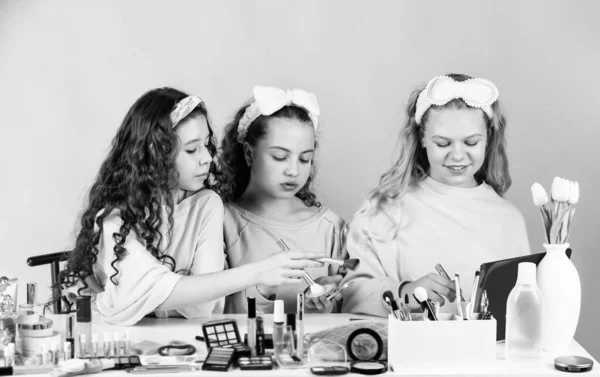 립스틱을 여드름 어린이용 화장품 아름다움과 화장하는 여자들 행복하게 화장품가게 — 스톡 사진