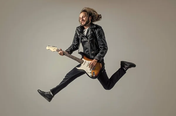 Érzelmi Szakállas Rockzenész Játszik Elektromos Gitár Bőrdzsekiben Ugrás Rocker — Stock Fotó