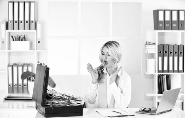 投资顾问女商人坐在电脑前的办公室里 包里有一块钱的女人 与财务审计员或财务人员的办公室 在家里工作的女商人 — 图库照片