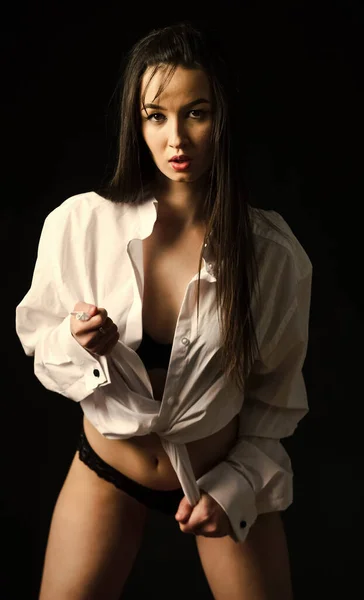 性的フェチの概念 シャツを着て 完璧な体の形だ ランジェリーの官能的なモデル 下着姿でセクシーな美少女 セクシーなモデルポーズ 黒の背景にセクシーな女性の肖像 — ストック写真