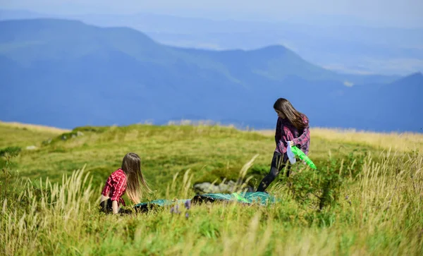 Mijlocul Pustietăţii Fetele Ridicat Cortul Vârful Muntelui Camping Drumeţii Aventuri — Fotografie, imagine de stoc