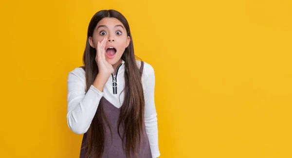 Schockiertes Mädchen Mit Langen Haaren Auf Gelbem Hintergrund Hallo — Stockfoto