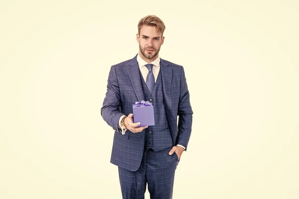 Selbstbewusster Erfolgreicher Mann Geschäftsmann Geschäftlichen Anzug Hält Geschenkbox Als Belohnung — Stockfoto