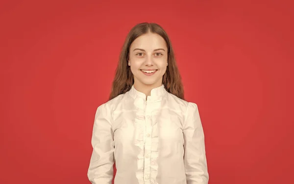 Mutlu Yüzlü Genç Kız Okula Dönüyorum Eğitim Konsepti Kırmızı Arka — Stok fotoğraf
