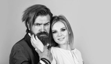 İş adamı ve bayan kucaklaşır. Kadın ve erkeğin şık saçları var. Aşk ve romantizm. Aşk iş başında. Özel randevumuzu kutlayalım. Sevgililer günün kutlu olsun. Moda. Birbirine aşık çiftler. Zarif resmi çift.
