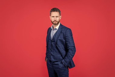 Başarıyı kucaklamak. Takım elbiseli olgun sakallı iş adamı. Tüylü kendine güvenen bir adam. İş modası tarzı. Başarılı erkek CEO. Patron ve çalışan. Güven ve başarı. Formalite işçisi..