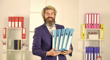 Sigortacılık yapıyor. İşletme bölümünün yetenekleri var. Yetenekli muhasebeci ofis ceketi giyer. İdari danışman ya da analistler iş belgeleriyle çalışır. Finansal analistler dizini tutuyor.